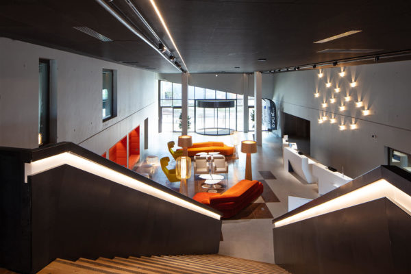 vue du hall depuis la mezzanine - RDC / atelier d'architecture King Kong - photo Arthur Péquin
