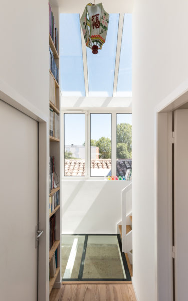 Vue sur l'extérieur depuis le palier / Martins Afonso