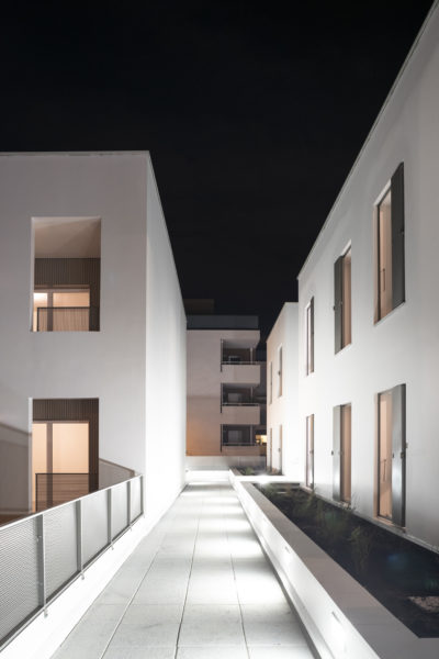 Coursive extérieure du bâtiment B / Julien Fernandez