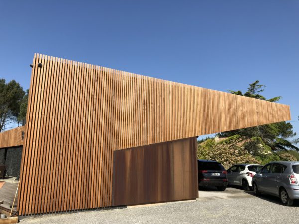 Façade d'entrée et abri voiture / Vincent Poeymiroo