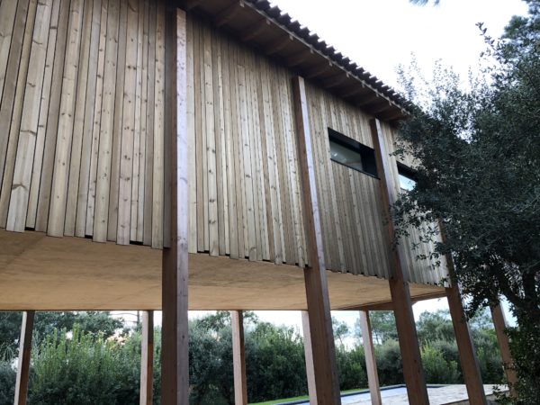 Façade Nord sur pilotis / Vincent Poeymiroo