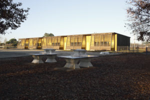 Nouvelles salles de classe, façade principale / Agnès Clotis
