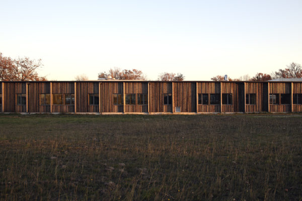 Nouvelles salles de classe, façade arrière / Agnès Clotis