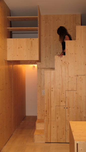 MICROLOFT - Escalier mezzanine / a_traits design graphique