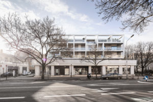 Façade Est sur le Cours d'Albret / Ivan Mathie