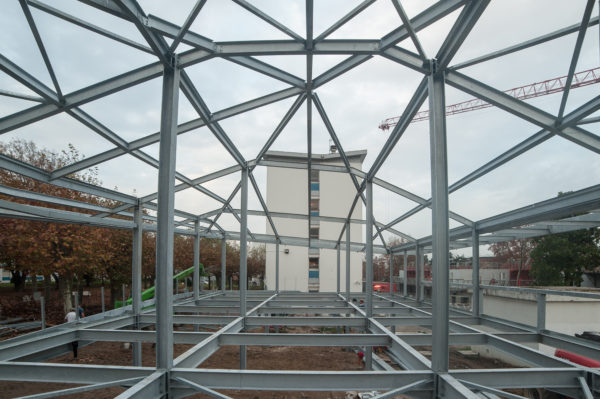 Vue sur charpente en chantier / Julien Hourcade