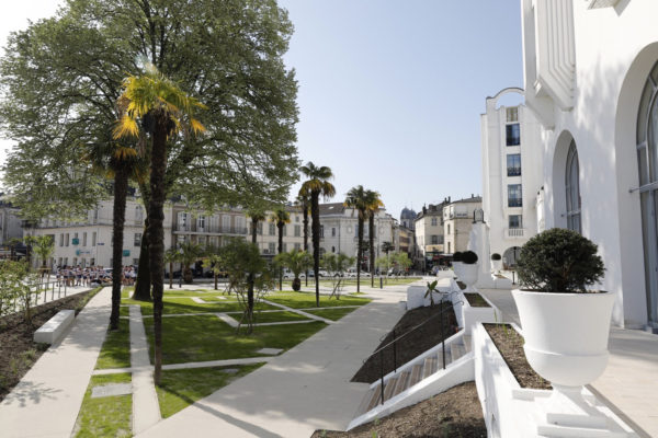 Les axes de circulation du jardin permettent une reconnexion du site avec son contexte, ici, la cathédrale Notre-Dame. / Samaro