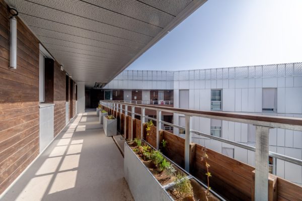 depuis les coursives des logements / Benjamin Guénault