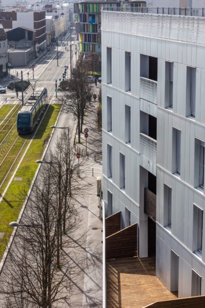 terrasses et vue sur le tramway / Benjamin Guénault