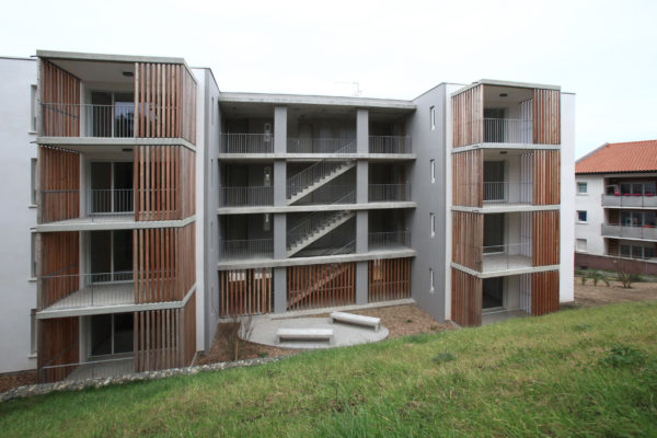 vue côté jardin bâtiment C, façade Est : le patio, les coursives extérieures protégées, les terrasses / pierre andrieu