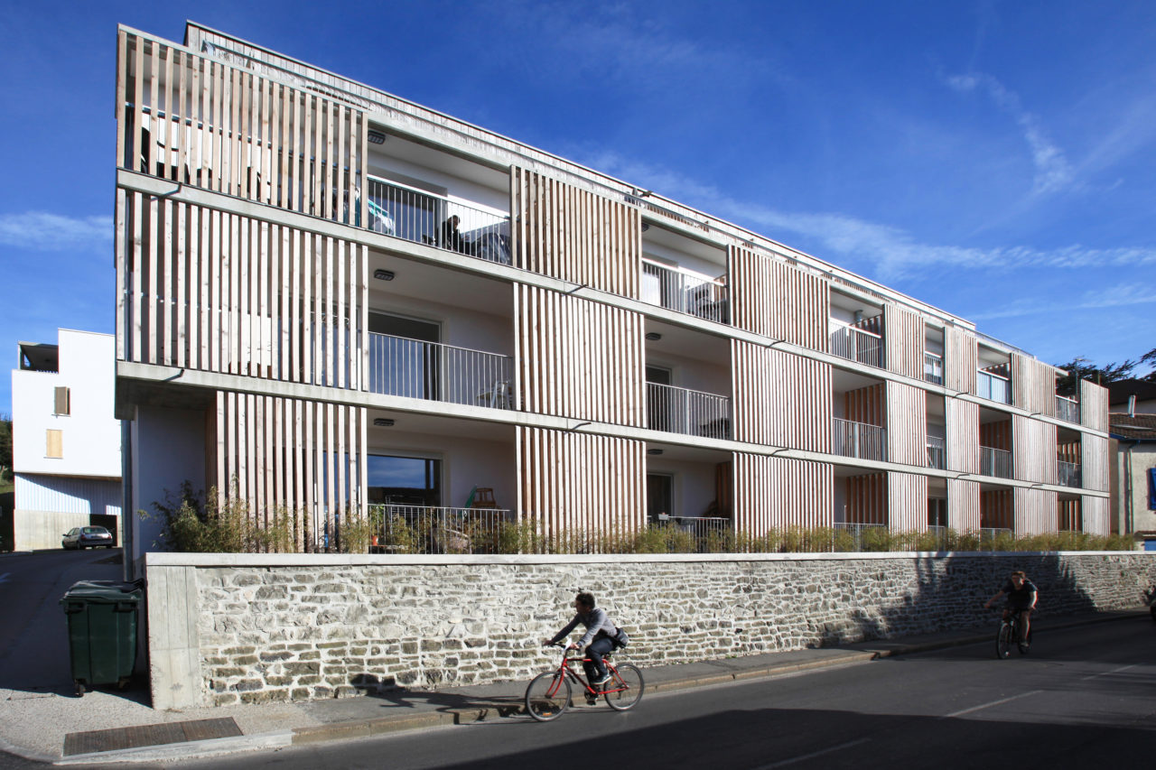 vue du bâtiment A sur rue, avec le mur en pierres conservé et restauré / pierre andrieu