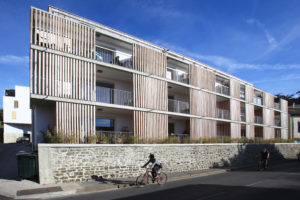 vue du bâtiment A sur rue, avec le mur en pierres conservé et restauré / pierre andrieu