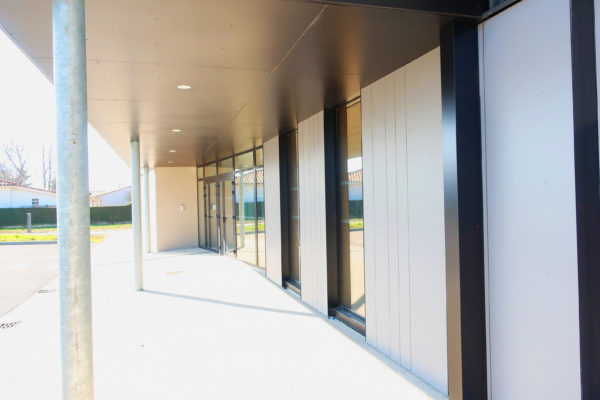 Vue détail de l'auvent d'entrée / Aacgr Architecte