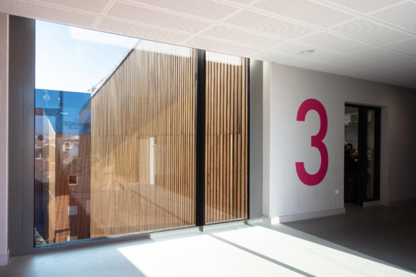 Ecole Créasud, vue intérieure sur circulation centrale / Arthur Péquin photographe