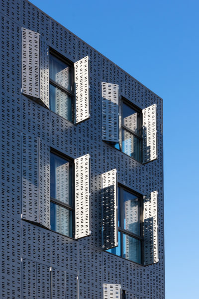 Détail façade école Créasud / Arthur Péquin photographe