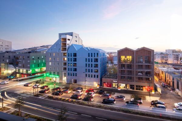 Ilot C10 - Vue d'ensemble (bâtiment bleu réalisé par Dauphins Architecture) / Arthur Péquin photographe