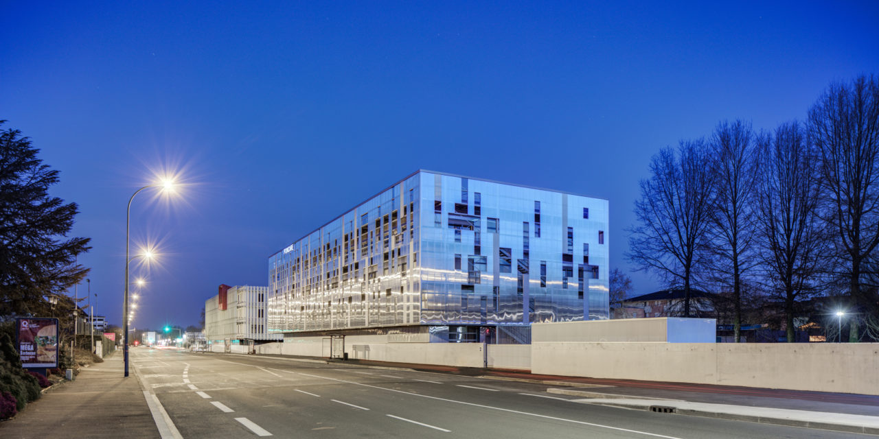 Façade ouest sur le boulevard Lucien Favre / Xavier Dumoulin
