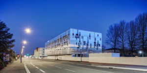 Façade ouest sur le boulevard Lucien Favre / Xavier Dumoulin