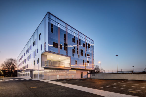 Façades nord-est sur parking privé / Xavier Dumoulin
