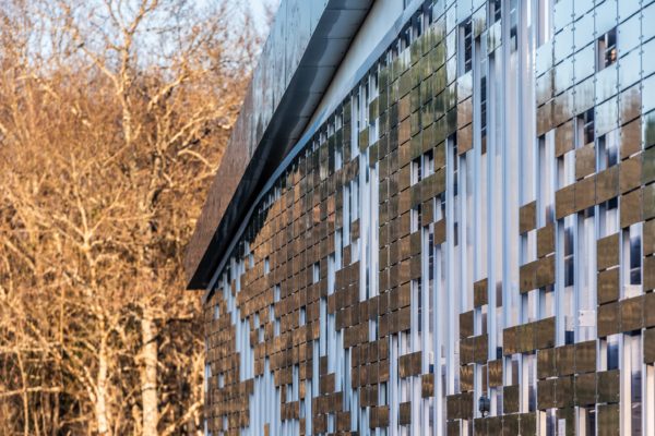 Reflets sur la façade nord-ouest / Benjamin Guénault