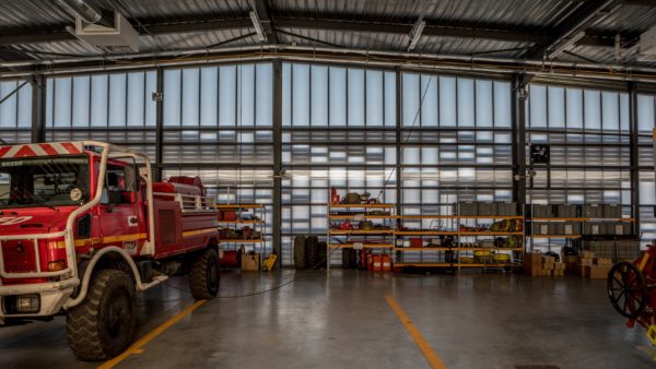 Locaux opérationnels et façade translucie / Benjamin Guénault