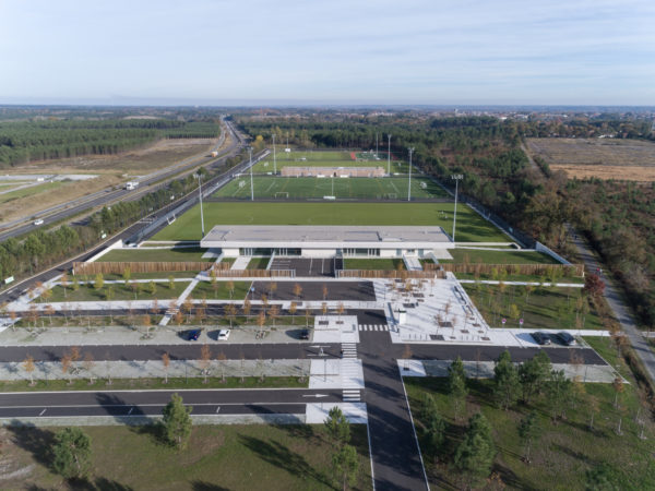 Vue aérienne du complexe sportif / We are Contents (Stéphane Aboudaram)