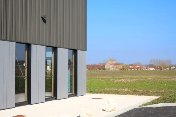 Vue sur l'église romane / Aacgr Architecte