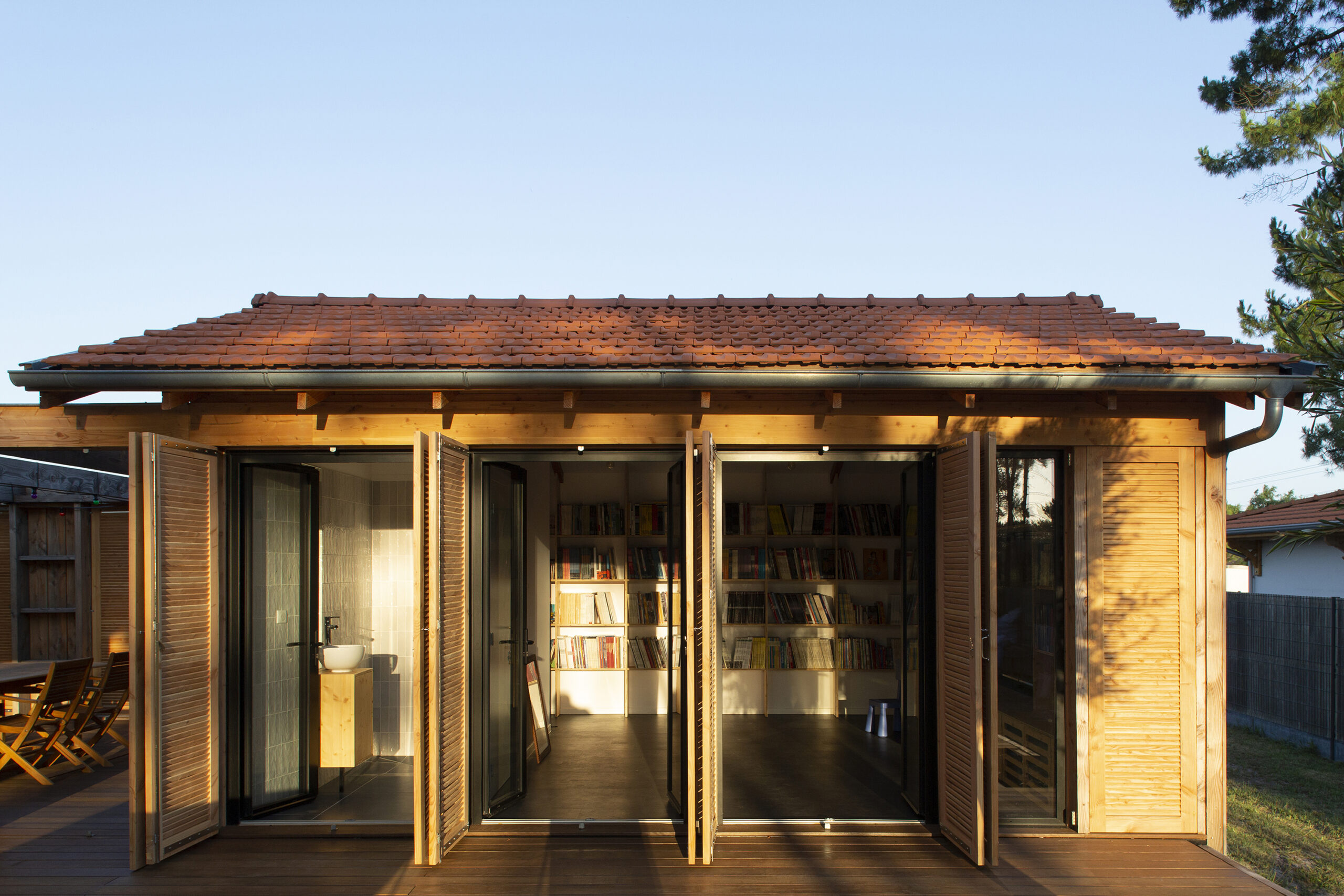 Façade sur jardin - Persiennes ouvertes / ©Sandrine Iratçabal