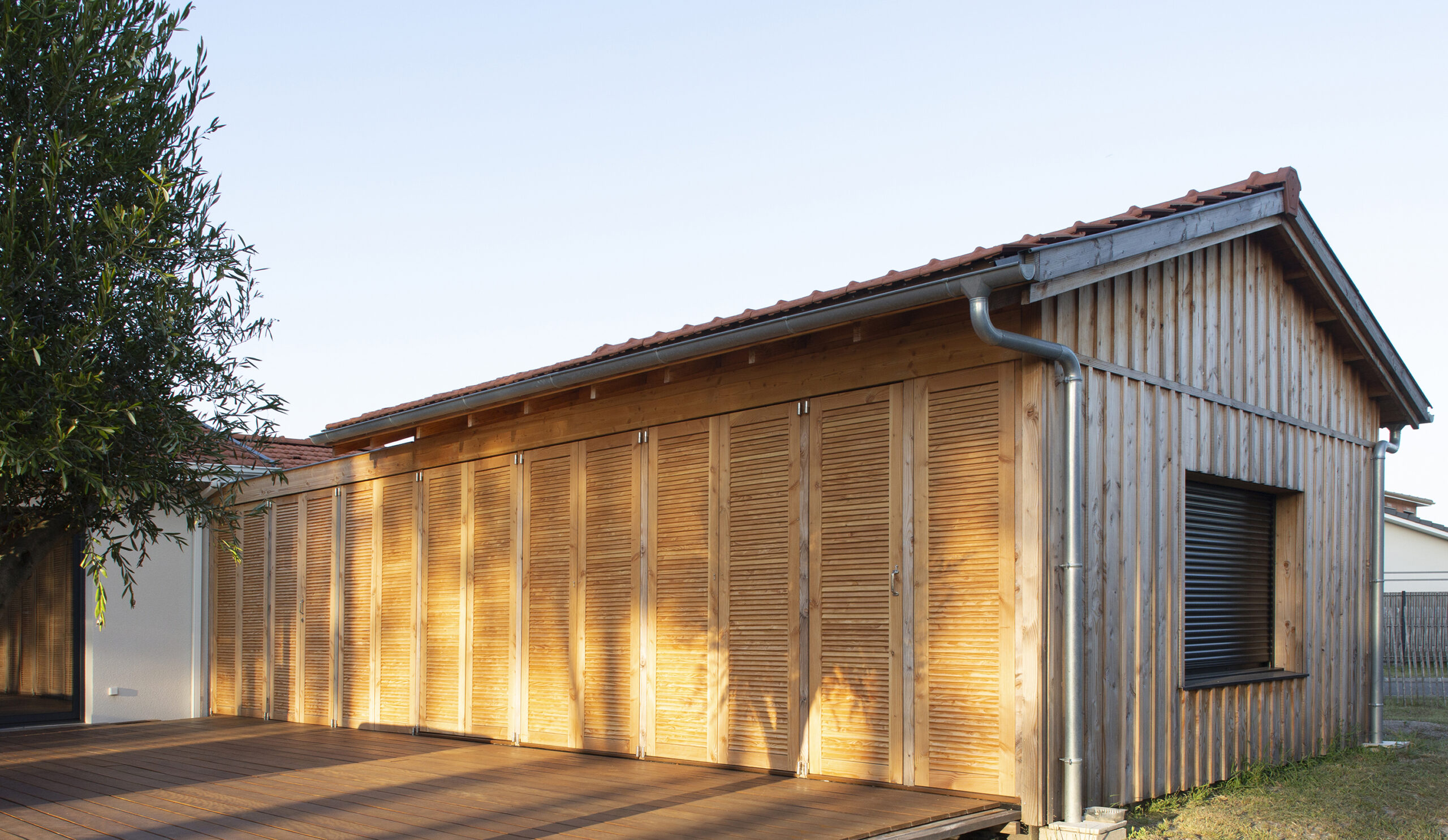 Façade sur jardin - Persiennes fermées / ©Sandrine Iratçabal