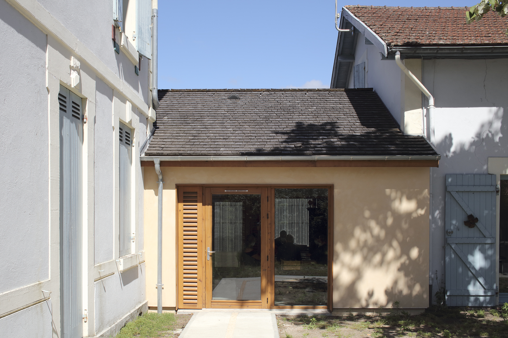 Châtaignier, pin, zinc et chaux / Agnès Clotis