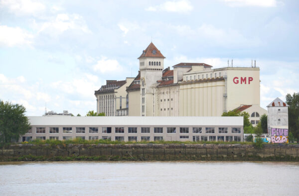 La façade Garonne de La Fabrique Pola / Lna