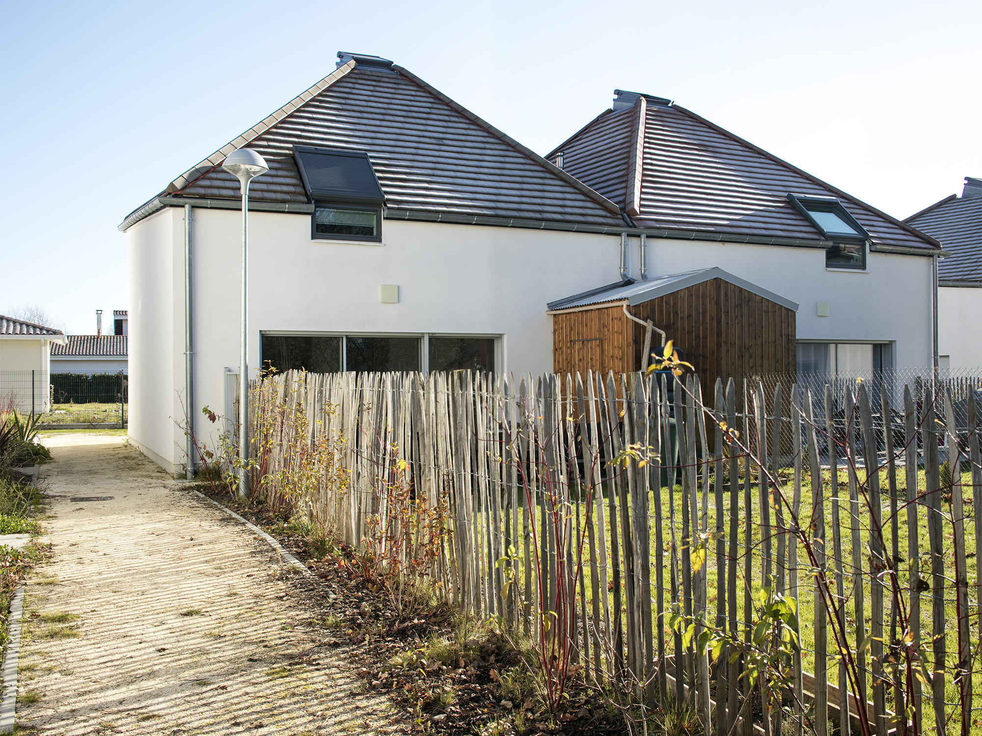 Façade Ouest et jardin depuis une venelle piétonne / Edouard Decam