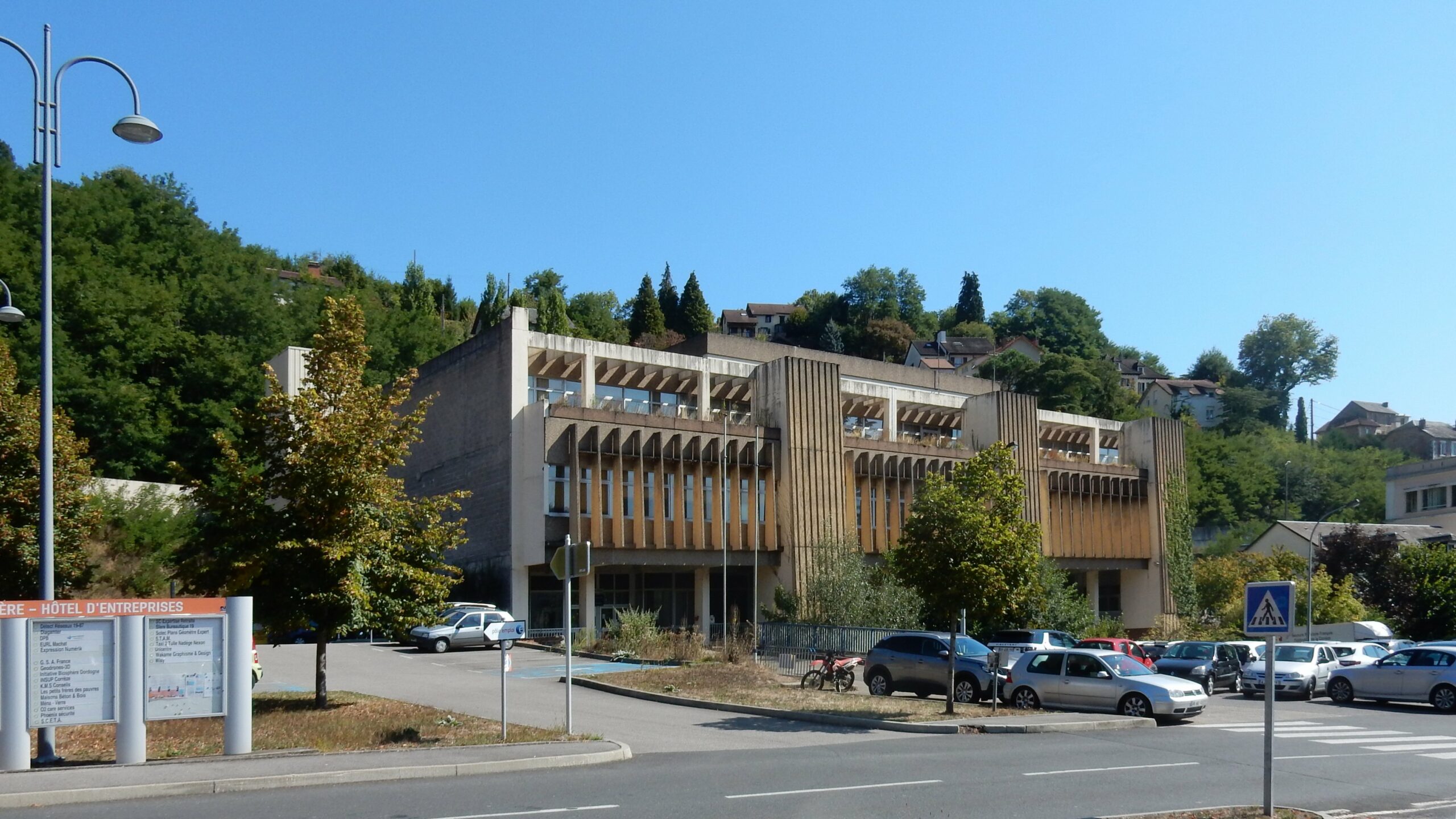 La bâtiment 419 avant travaux, fortin de béton massif et rugueux. / Agence Beffre