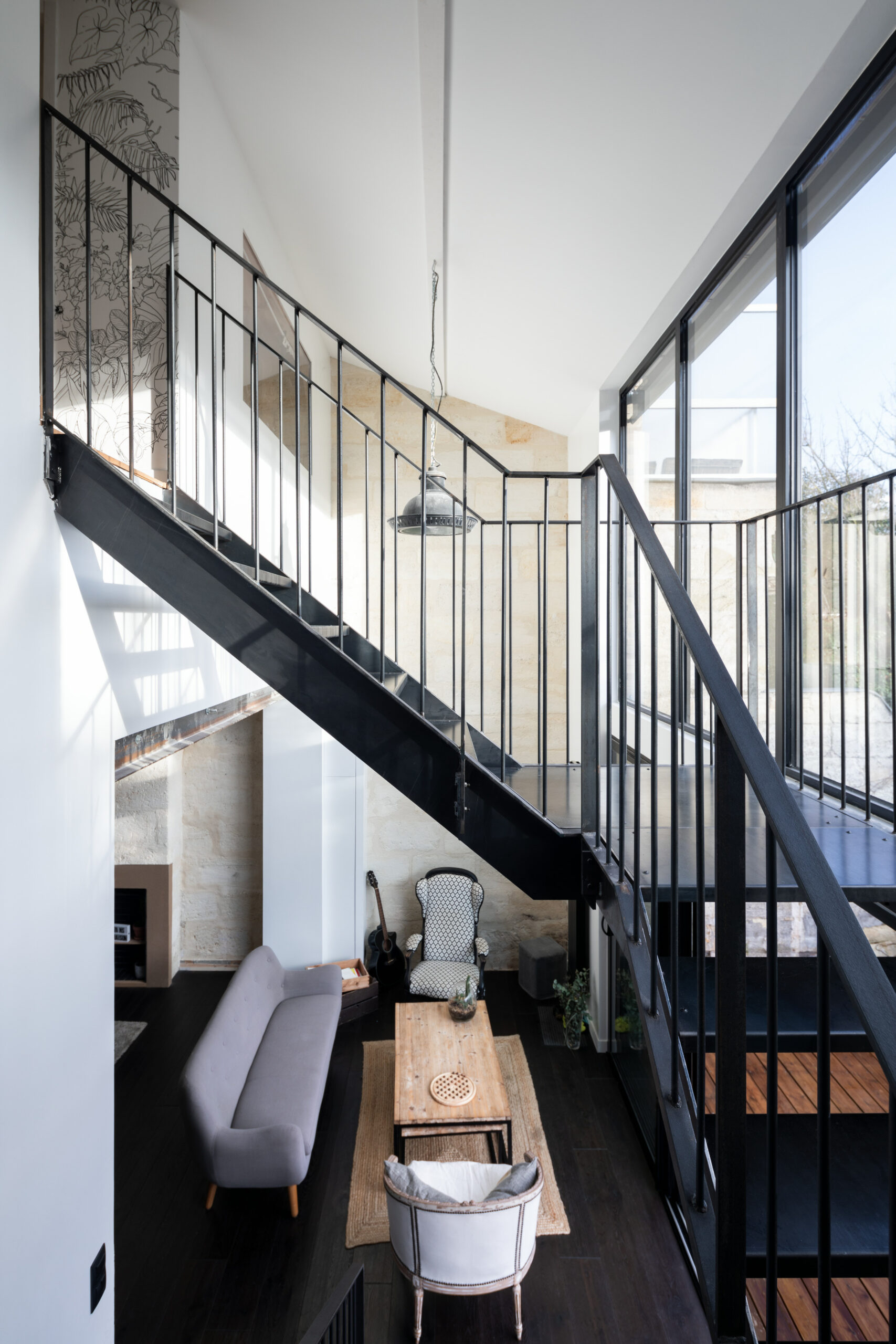 Vue sur la double hauteur et l'accès aux nouvelles chambres / Ivan Mathie