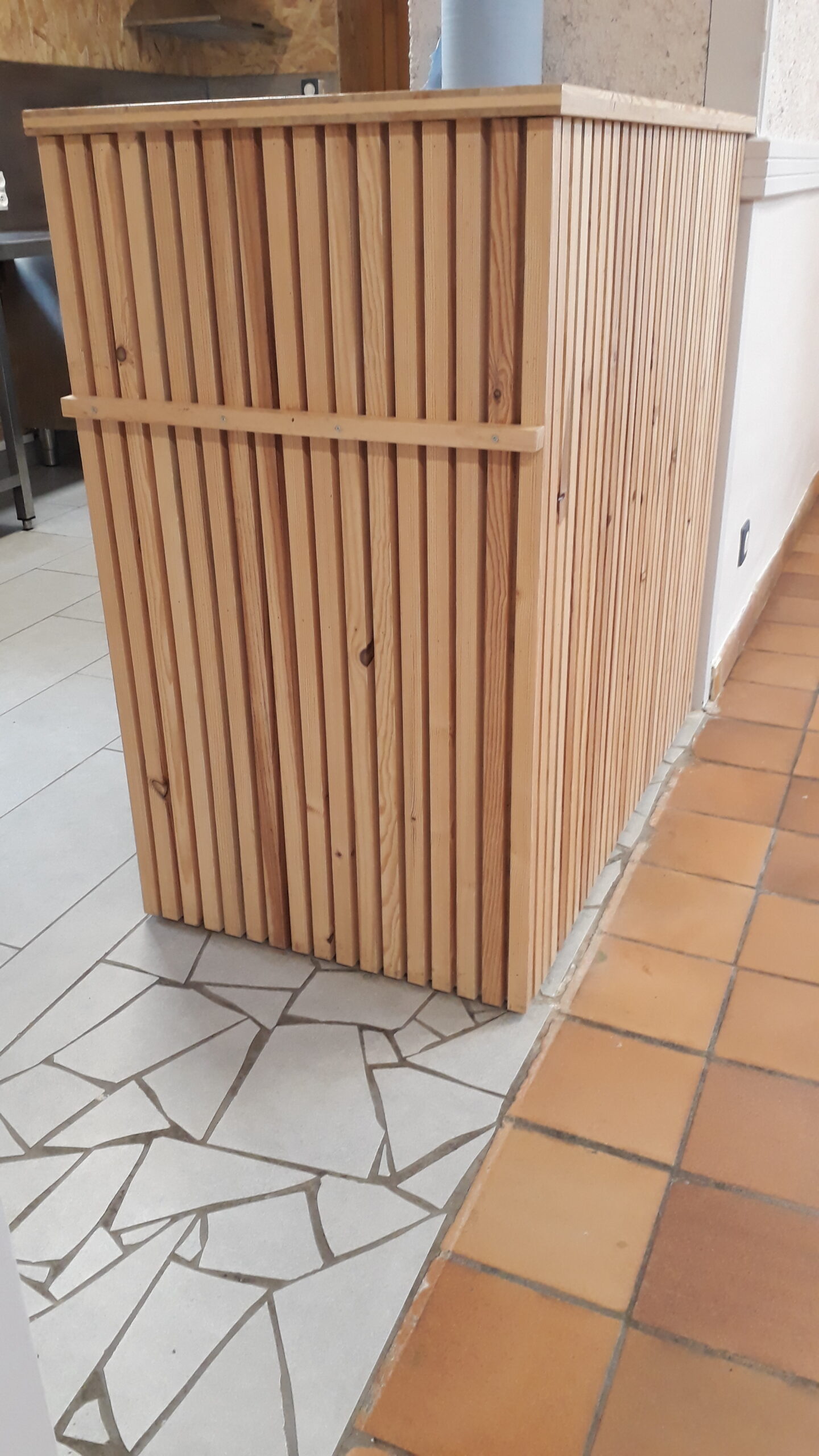 Comptoir intérieur habillage identique à la façade / Alix BERARD