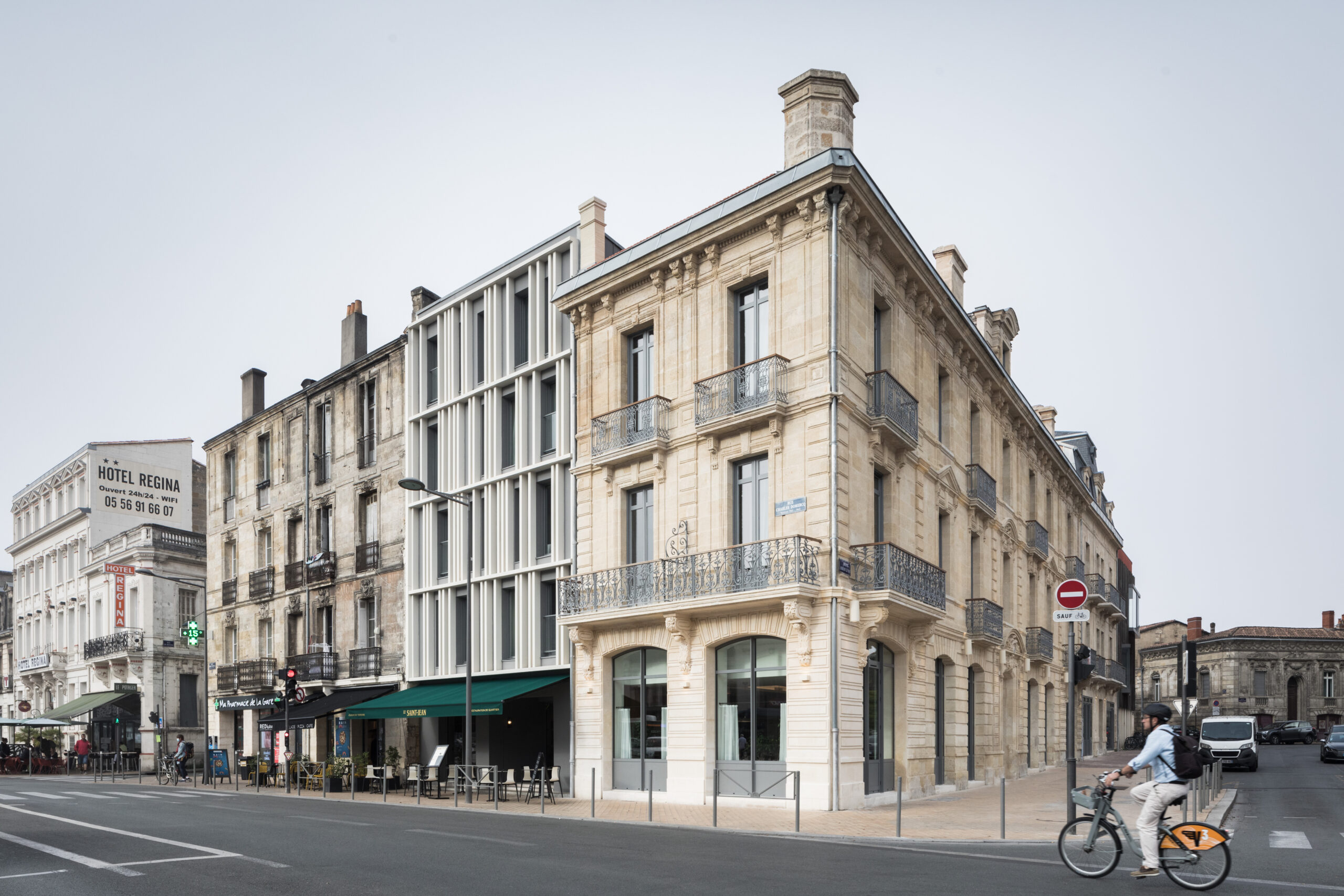 à la demande de Foncière d'Aquitaine, Atelier Cambium a réhabilité deux bâtiments inscrits et construit une extension qui créent in fine un hôtel de 4 étoiles comptant 72 chambres / © Ivan Mathie