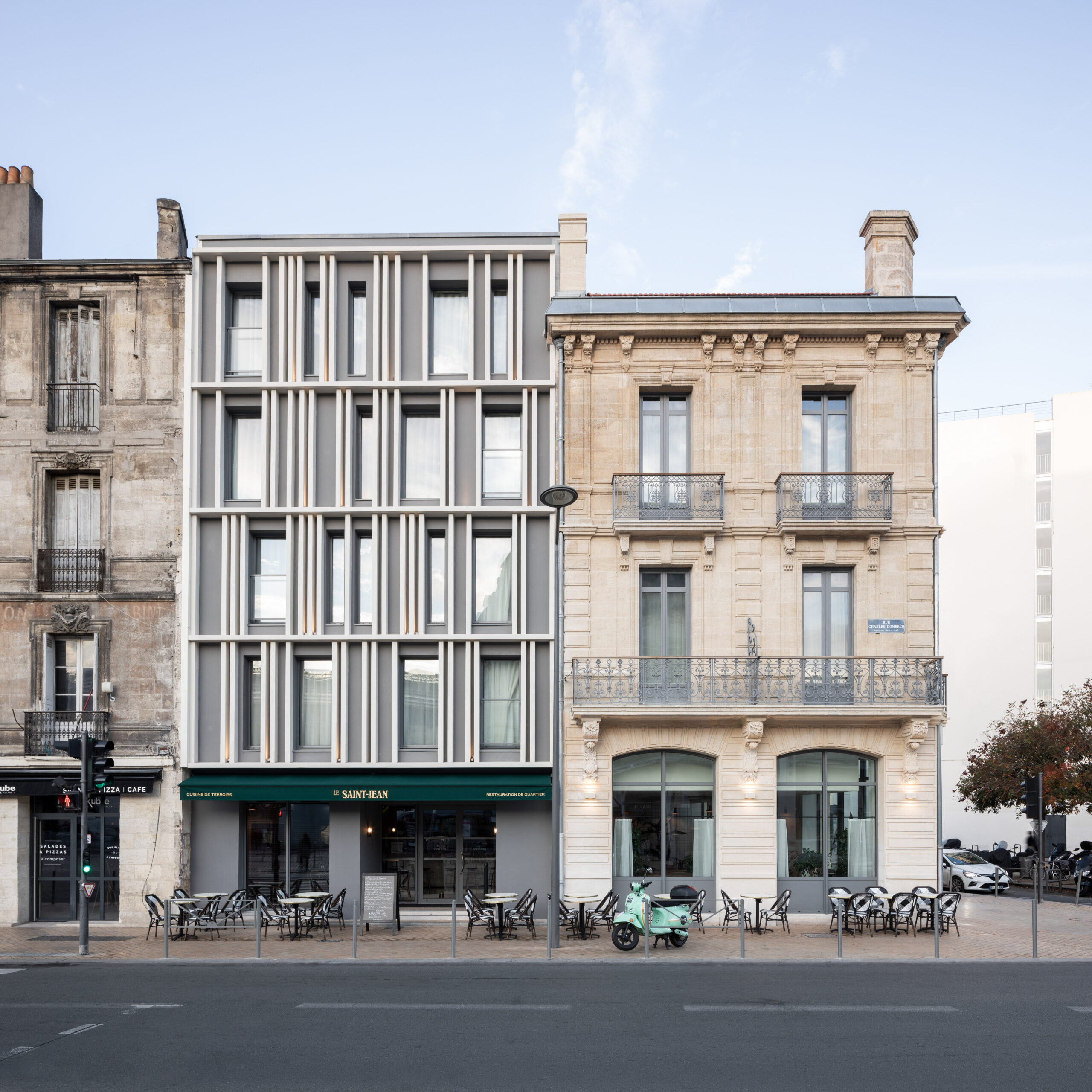 L'extension occupe complètement l'étroite parcelle adjacente à l'ancien