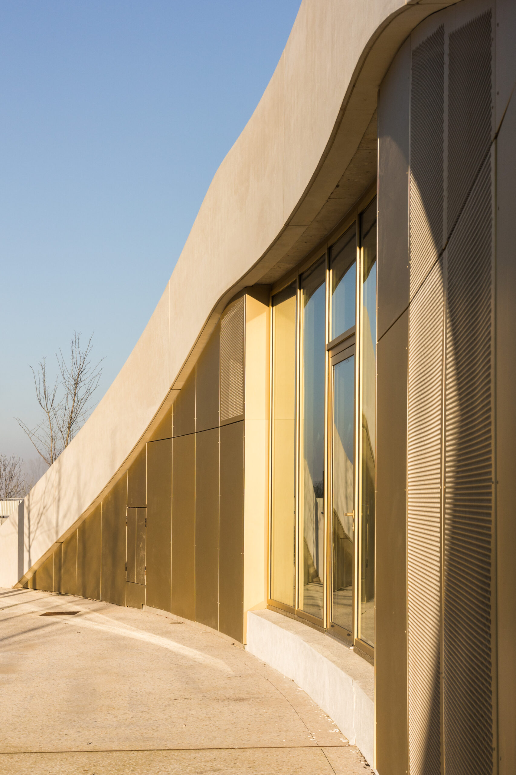Façade / Ivan Mathie