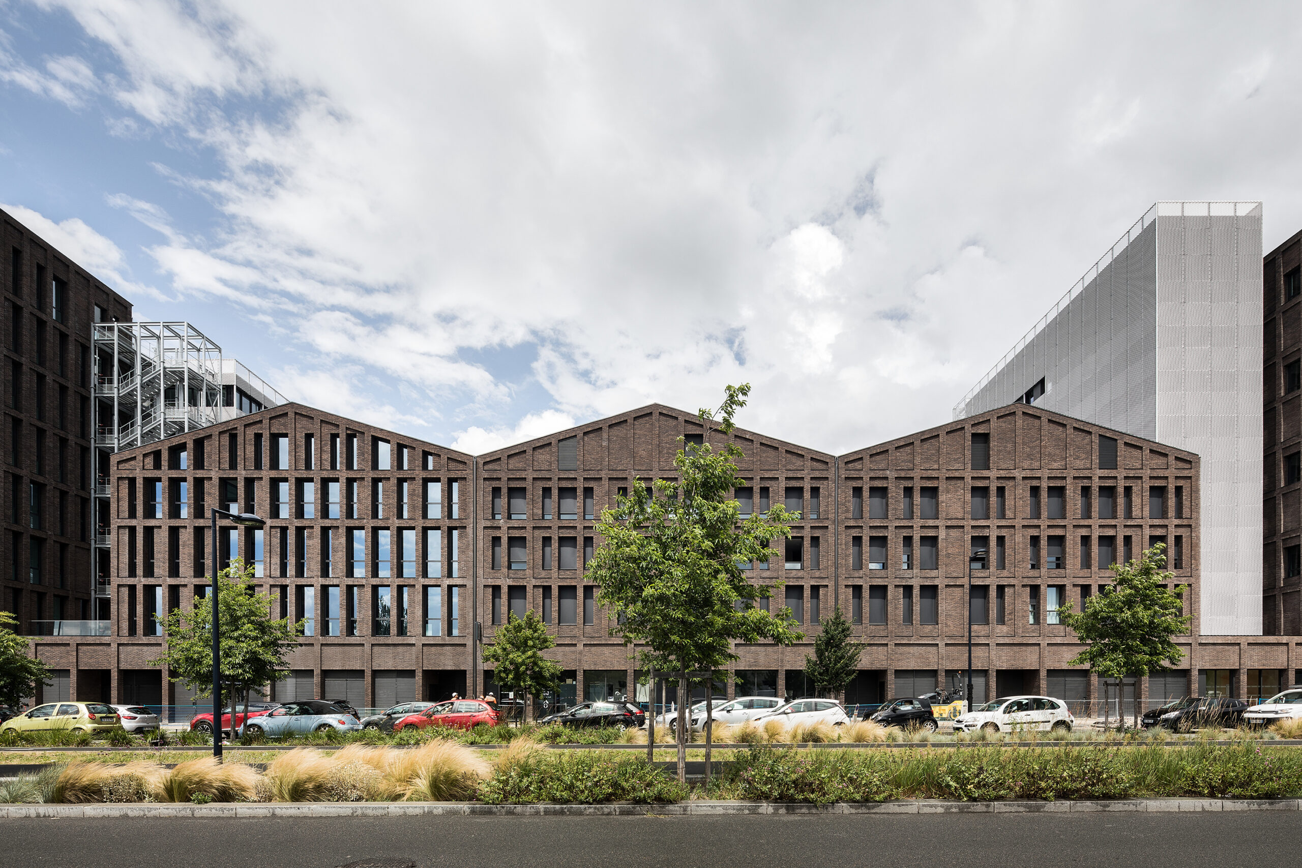 façade brique côté rue / Ivan Mathie