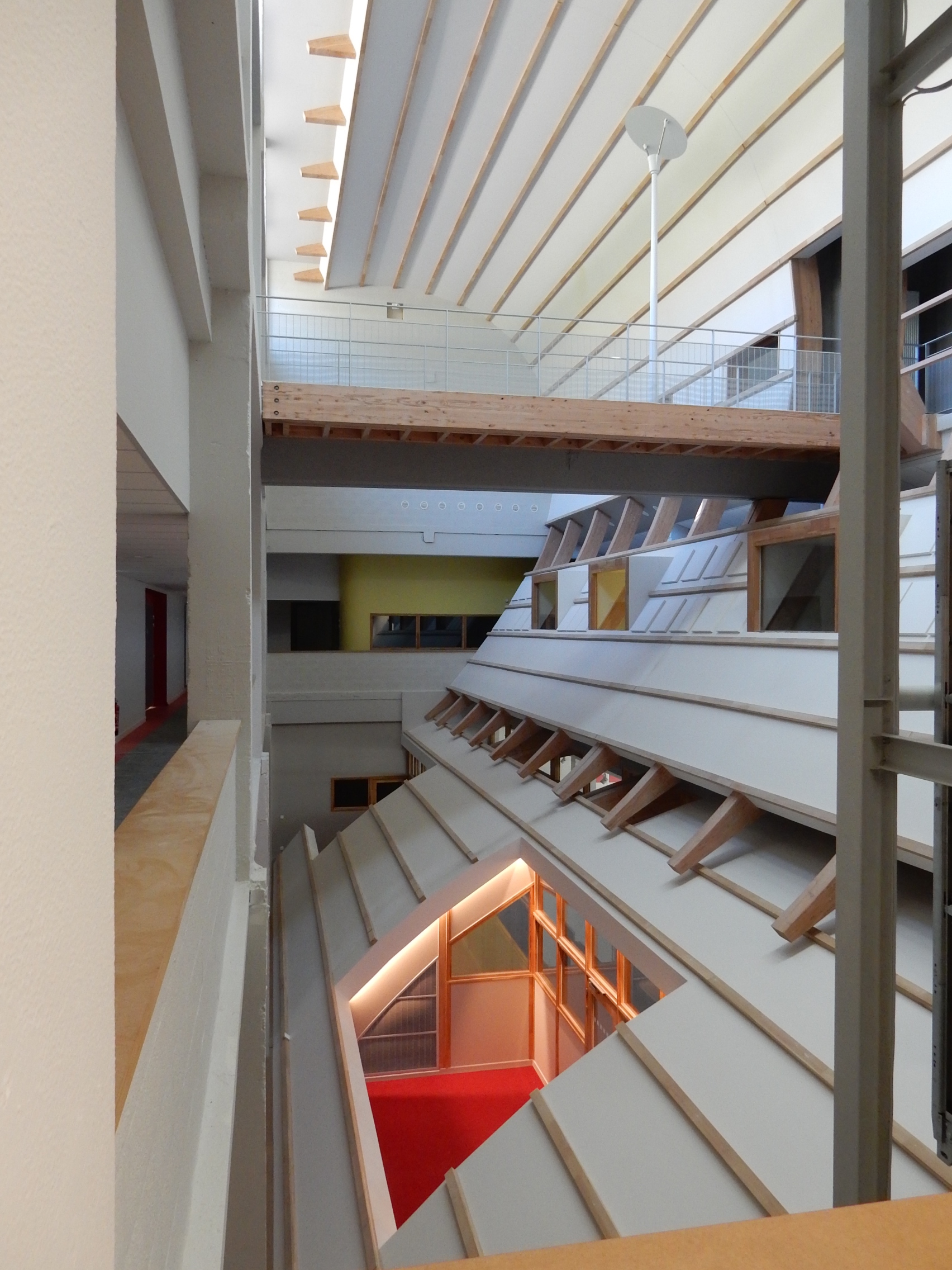 La lumière douce du Nord s'enroule dans la courbe de bois et de plâtre, dans un esprit de campus où les regards peuvent se croiser, et échanger. / Agence Beffre