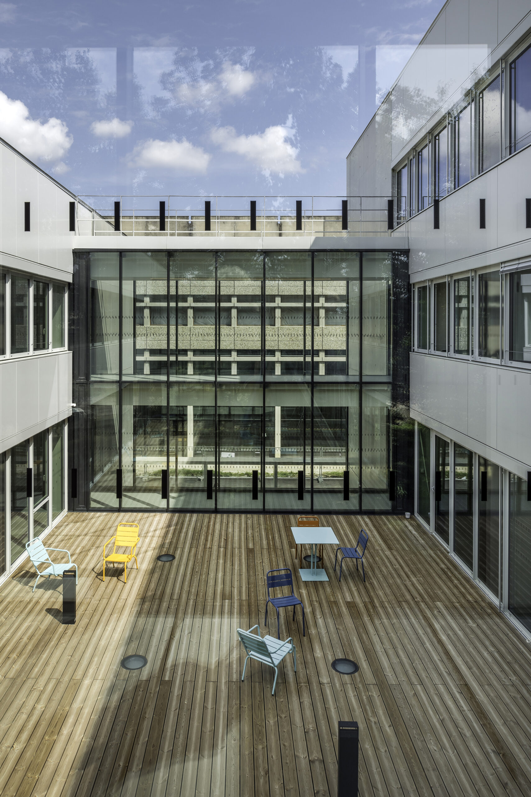 espaces de detente extérieurs, les patios apportent la lumière naturelle au coeur de chaque volume et éclairent les circulations / Jean-François Tremege