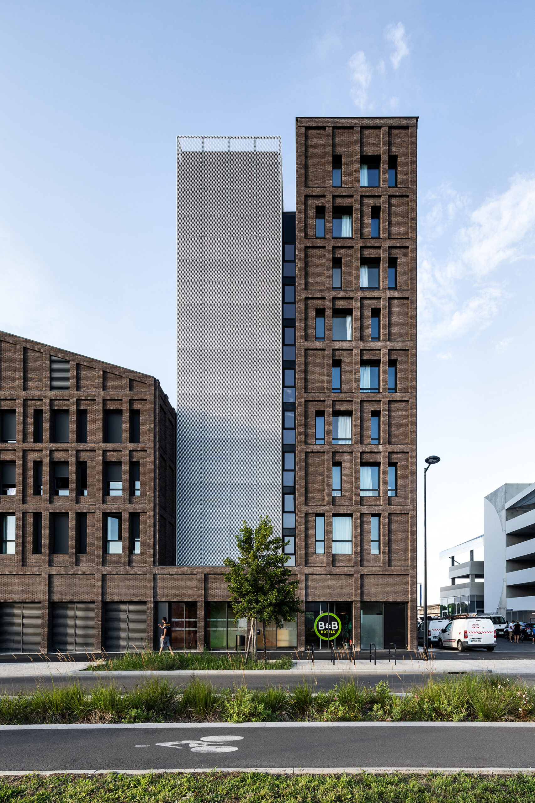 l'hôtel s'élève sur huit niveaux de tourette le long de la sente / Ivan Mathie