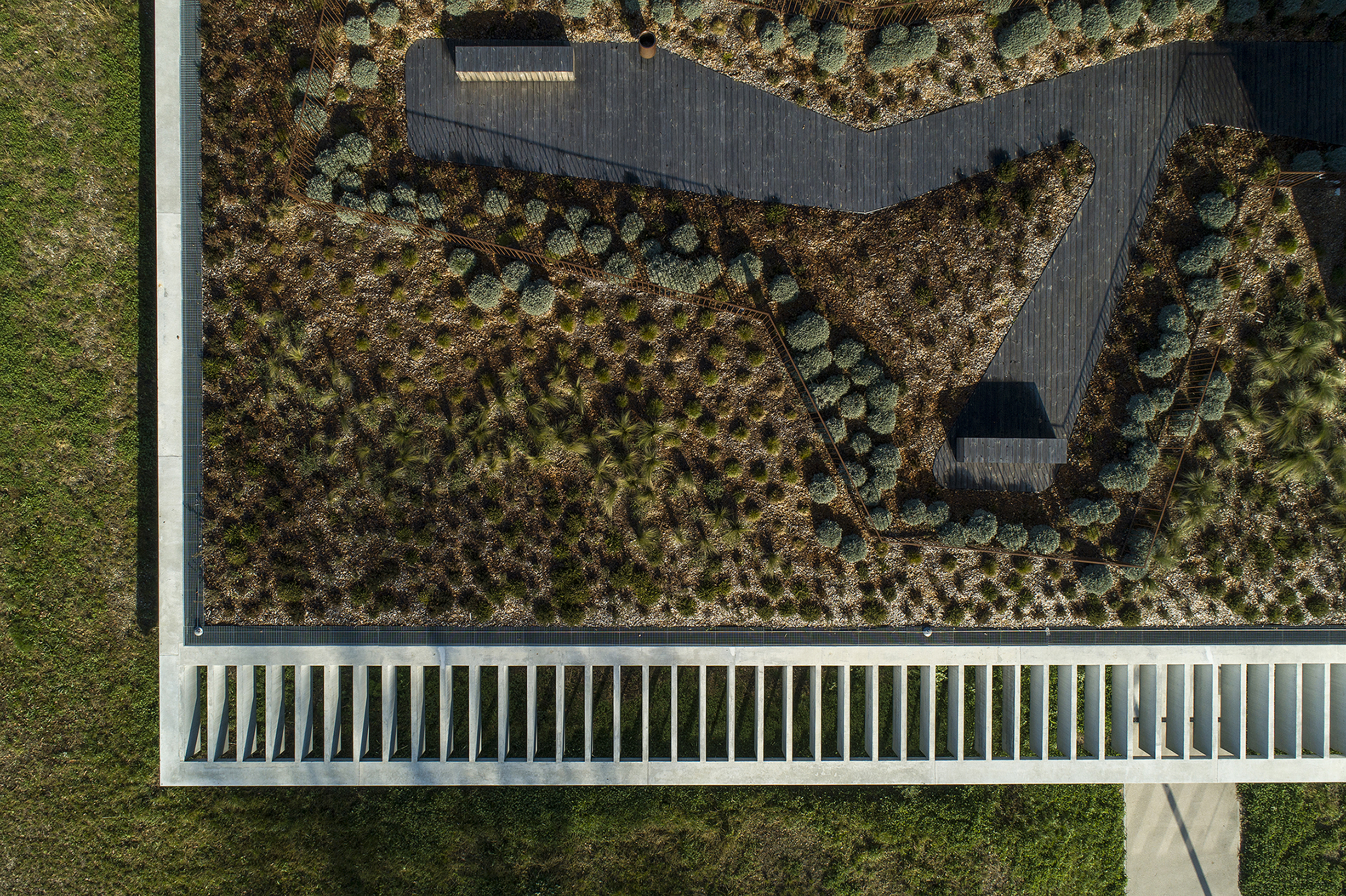 focus sur le jardin haut et la corolle béton de l'extension / Philippe Caumes