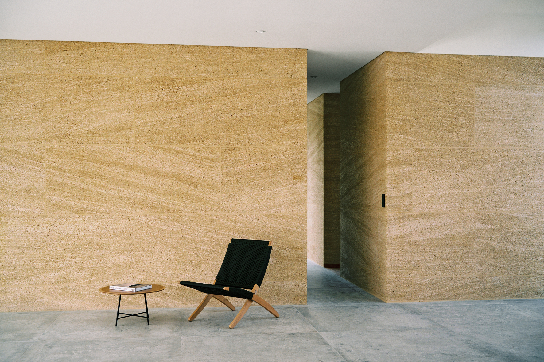 Les blocs de pierre de larges dimensions ont été assemblés selon les ensembles de lignes, en miroir, à la façon d’une marqueterie de pierre. / © Agnès Clotis