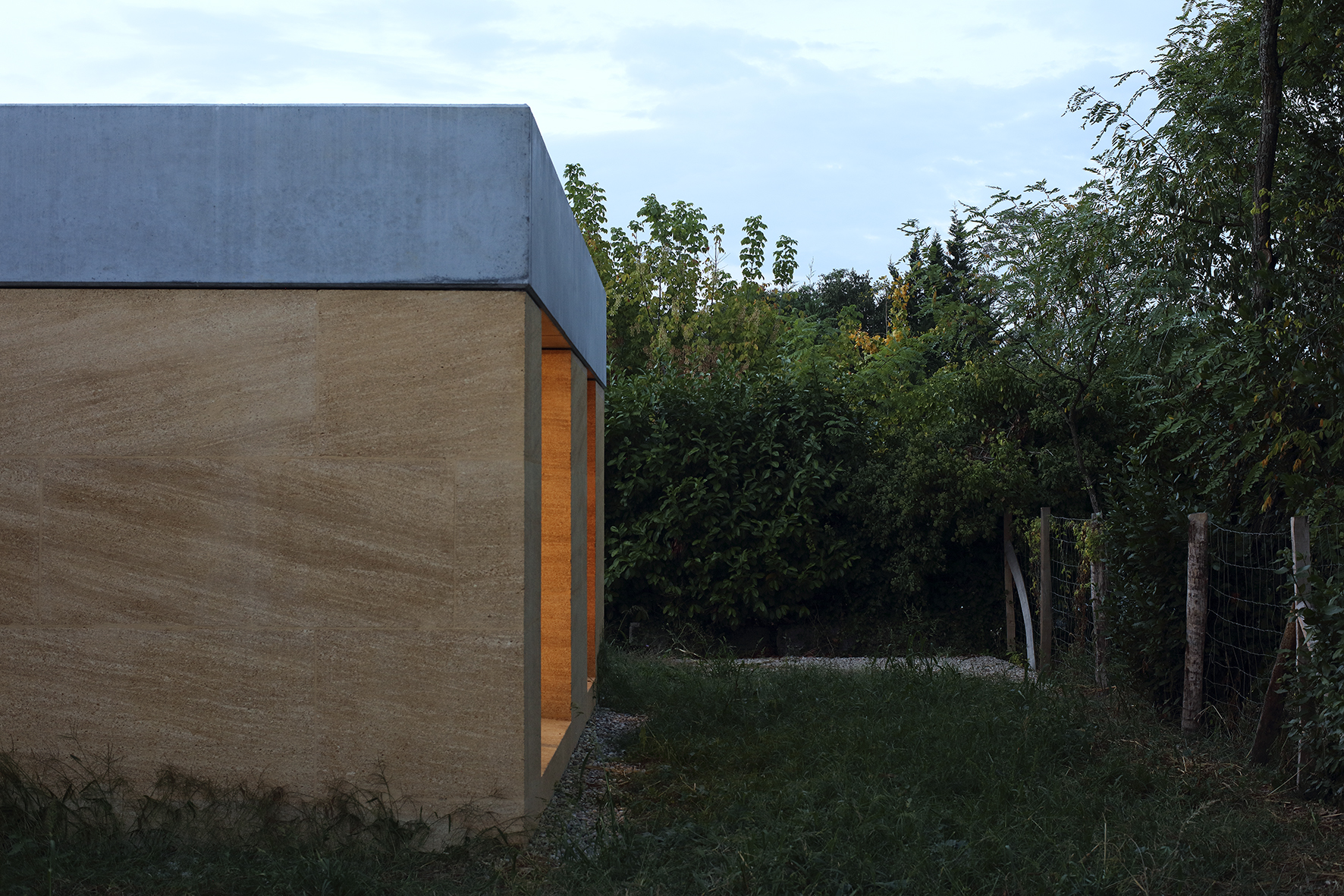 L’aménagement de plain-pied, en dialogue avec le jardin qui l’entoure, fait écho au tissu urbain environnant bas et peu dense. / © Agnès Clotis