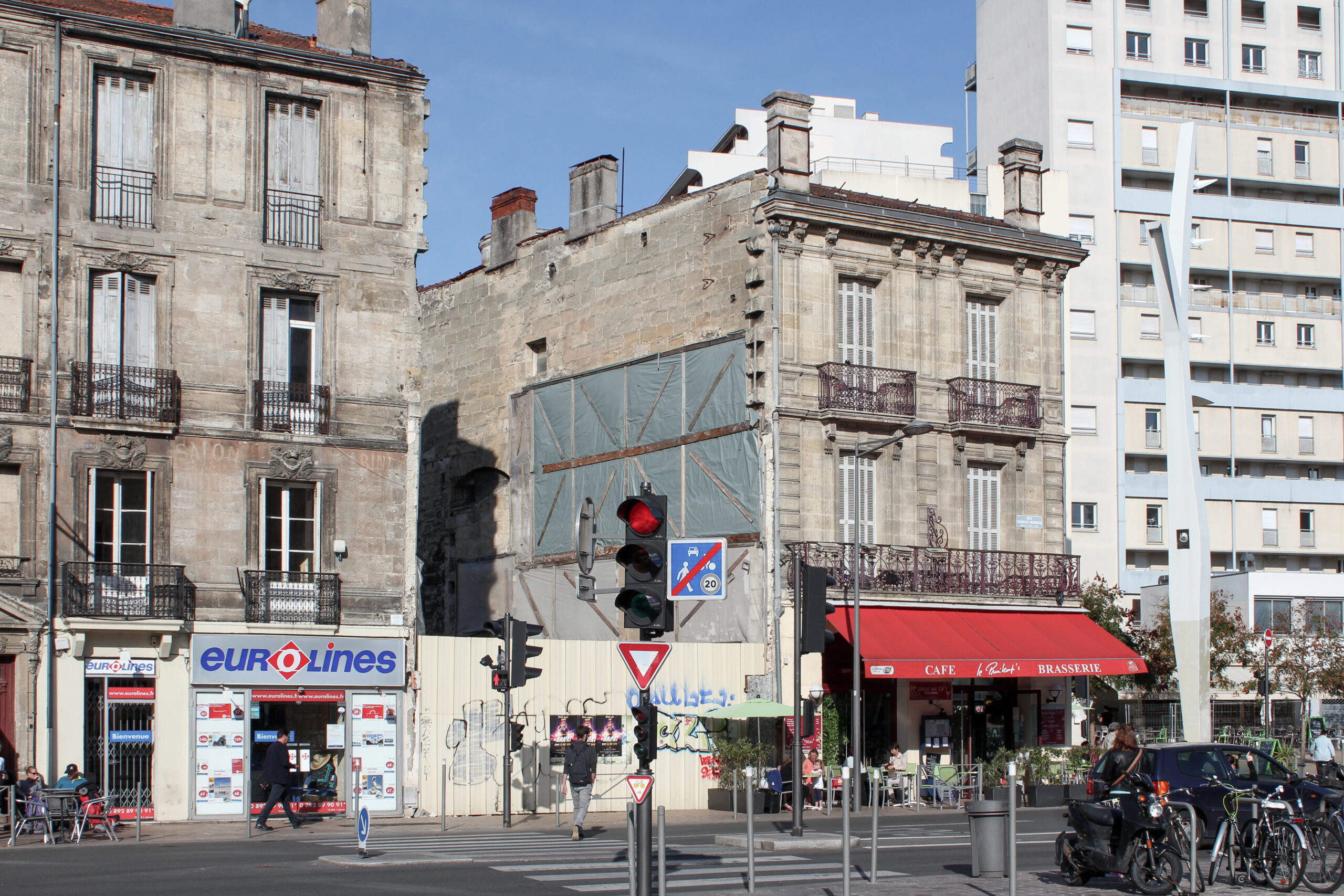 Vue des bâtiments délabrés et de la parcelle vacante avant notre intervention / © Atelier Cambium