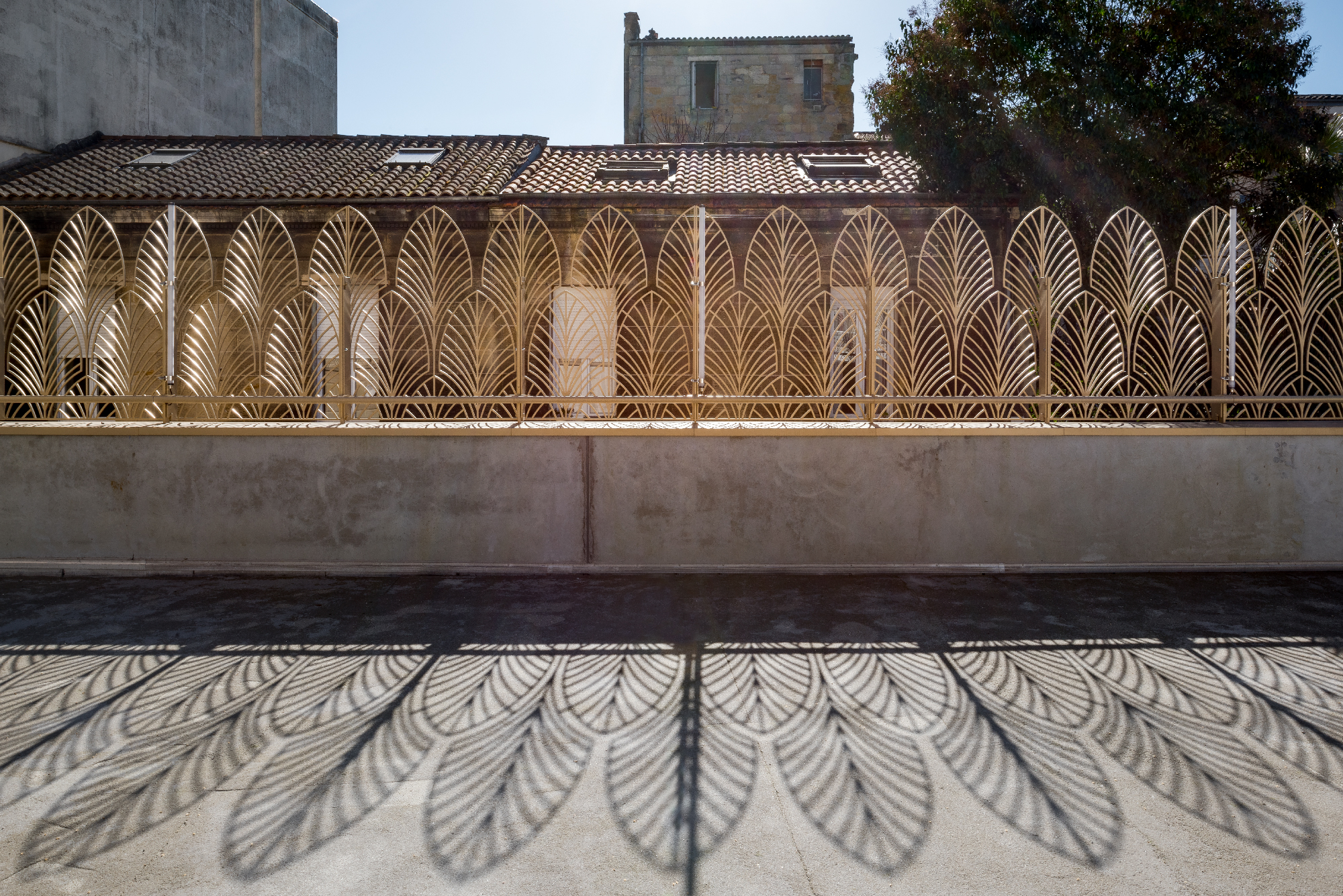 Terrasse de l'extension de la crèche / Jean-François Trémège