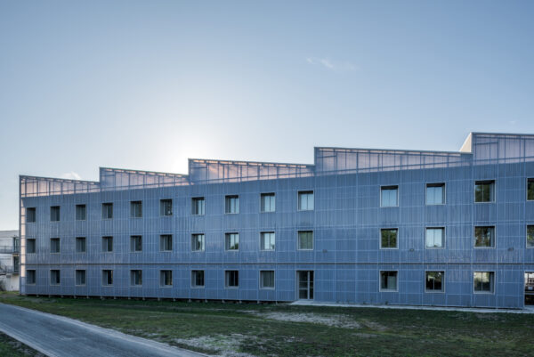 Façade en polycarbonate et toiture Shed en transparence avec la lumière / Jean-François Trémège