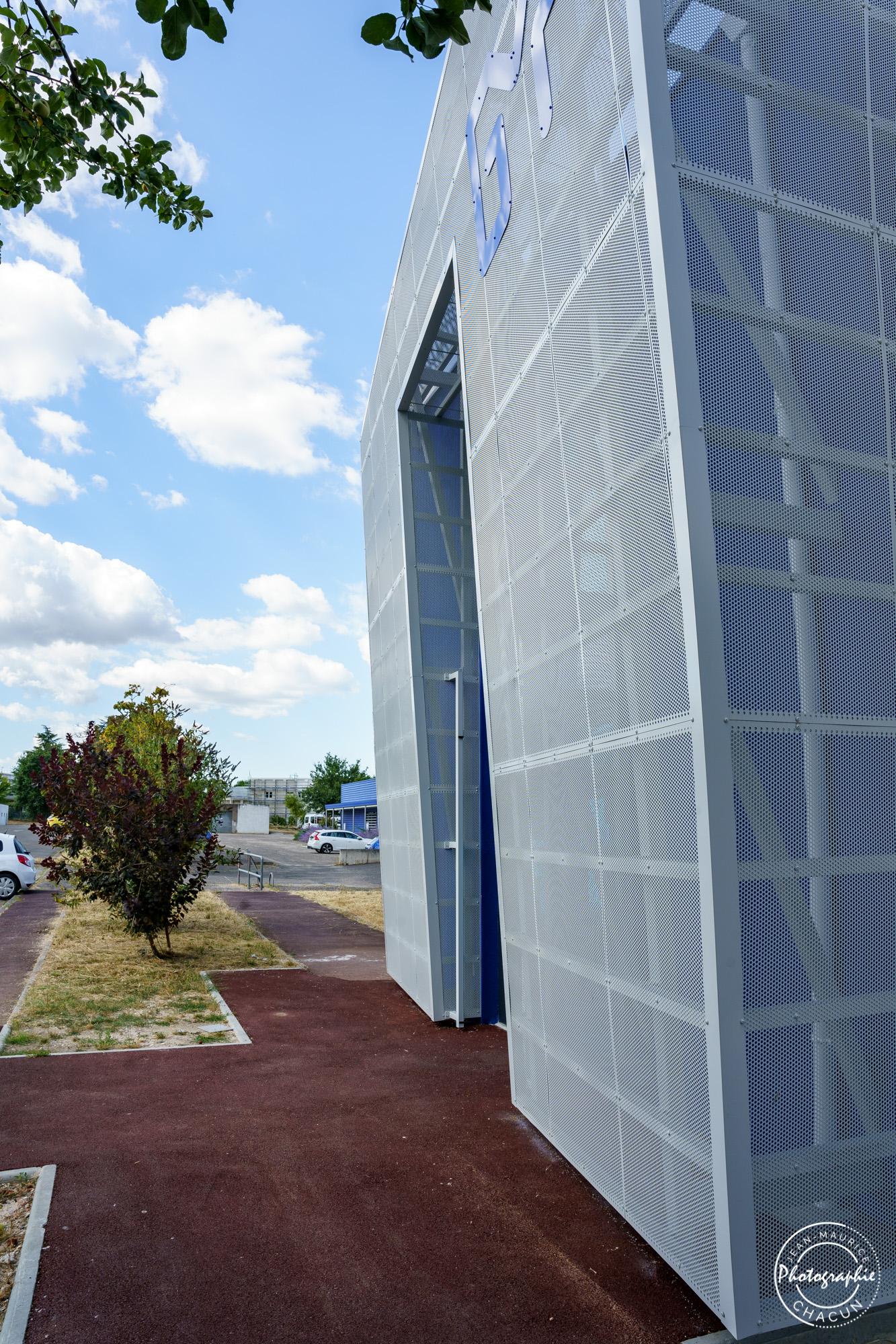 Détail peau perforée façade d'accès IUTB8 / Jean-Maurice CHACUN photographe