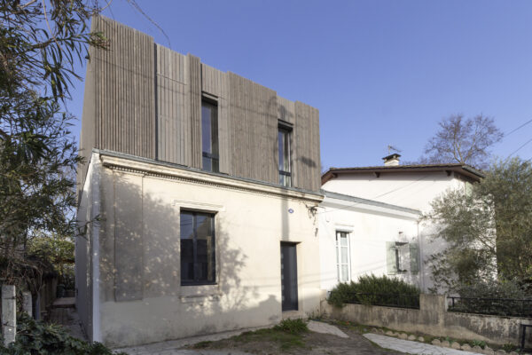 Surélévation totale et extension d'une échoppe bordelaise / THA